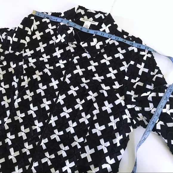 Quilted Jacket in Black and White Patch Pattern with Zipper and Wide Sleeves - Picture 6 of 8